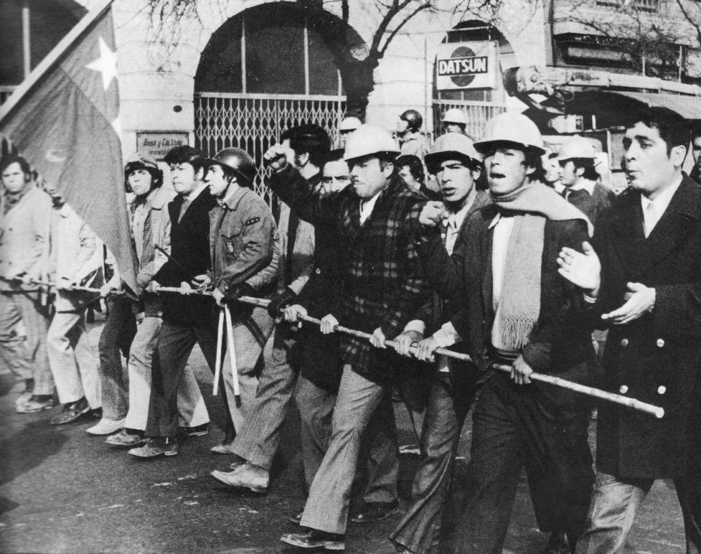 Workers of the "Cordones Industriales" marching before the military coup of September 11, 1973