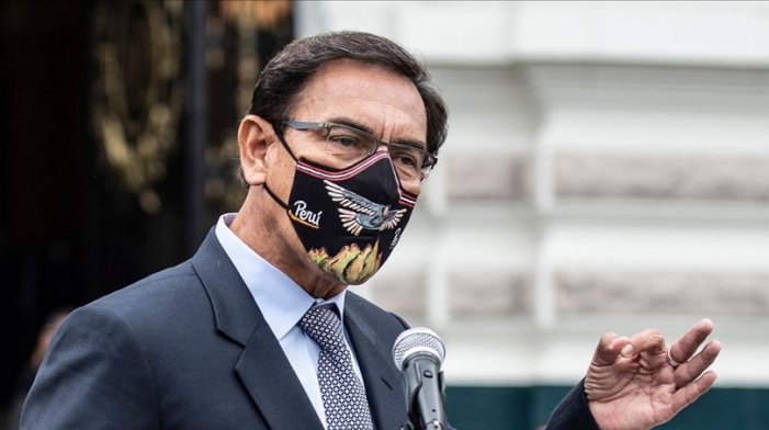 Former Peruvian president Martín Vizcarra makes a speach while wearing a facemask.