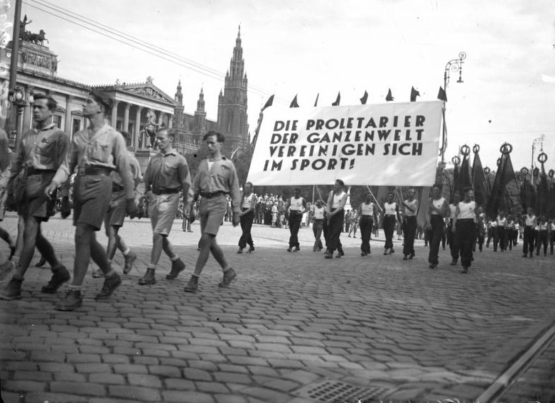 A black and white photo of the opening march of the 1931 Workers' Olympiad