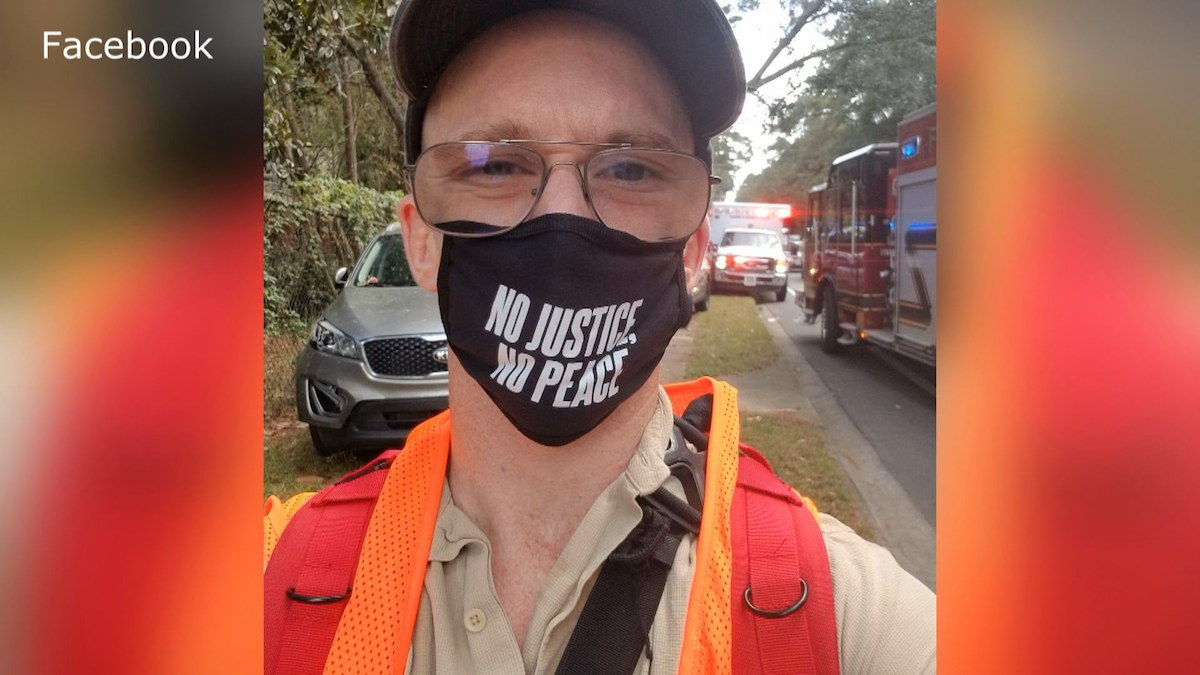 Antifa acvitist Dan Baker wearing a black mask that says "No justice, no peace"
