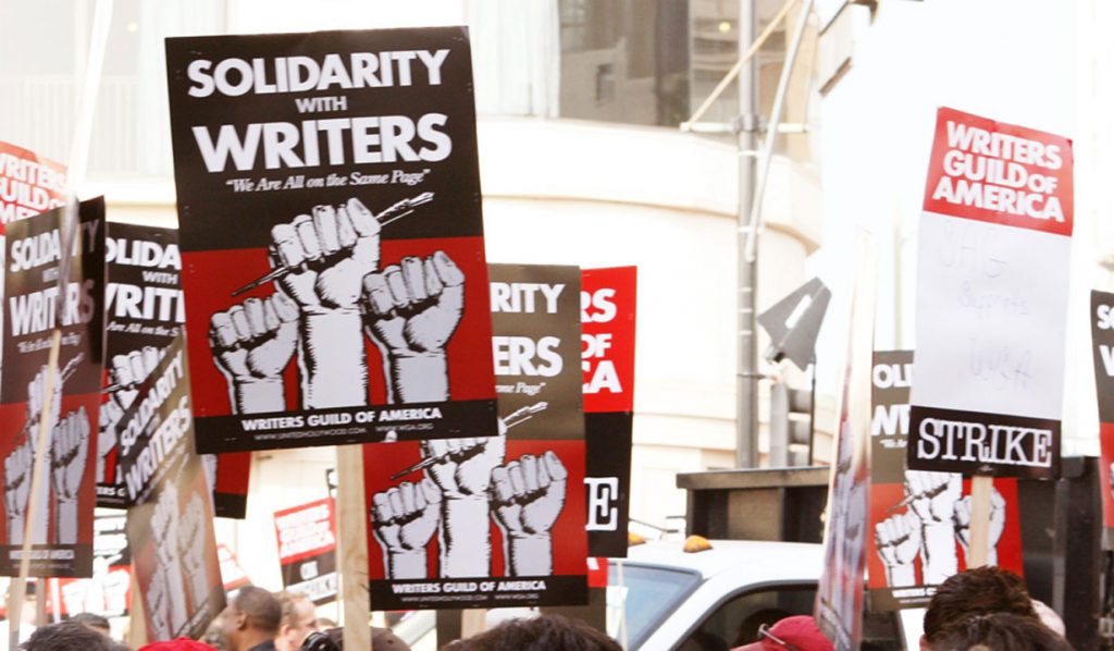 2007 Writers Strike, protesters holding signs.