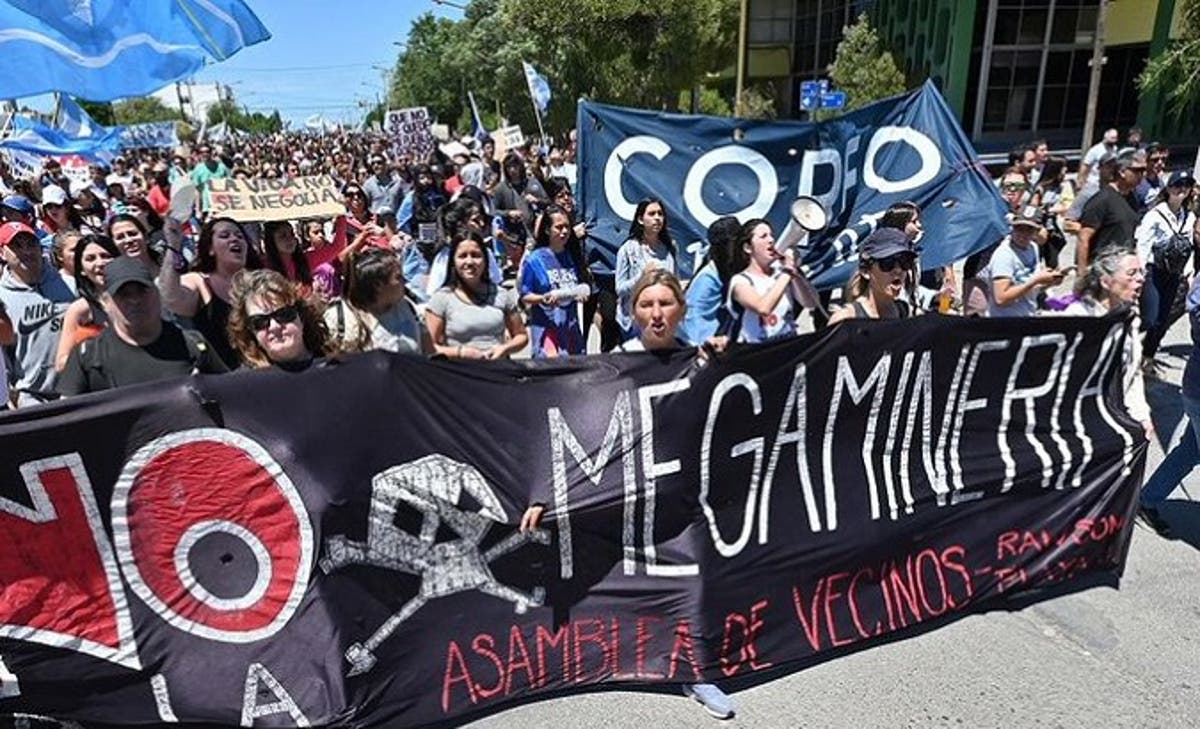 Protesters Holding banner that reads "Megamineria=Muerte"