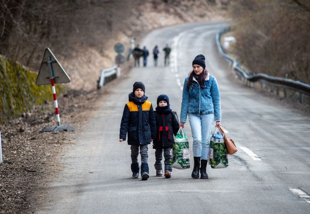 A woman with two children crossing the Slovak-Ukrainian border in Ubla