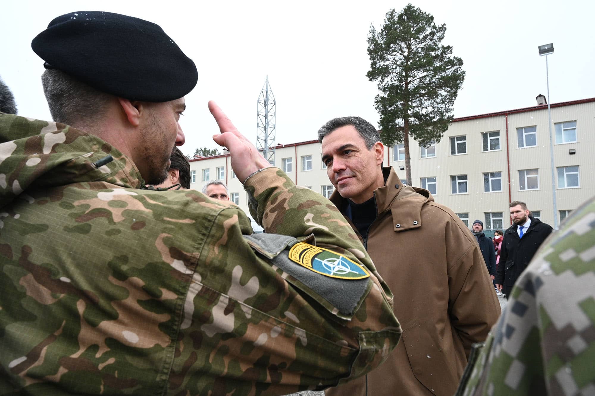 Sanchez meets with NATO troops