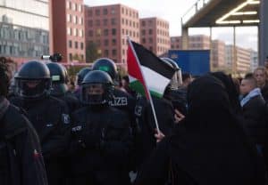 Police officers at a banned pro-Palestine demonstration at Potsdamer Platz in Berlin.(Foto: dpa/Paul Zinken)
