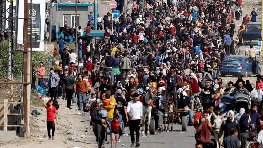 Palestinians fleeing north Gaza walk towards the south, amid the ongoing conflict between Israel and Palestinian Islamist group Hamas, in the central Gaza Strip, November 9, 2023.
