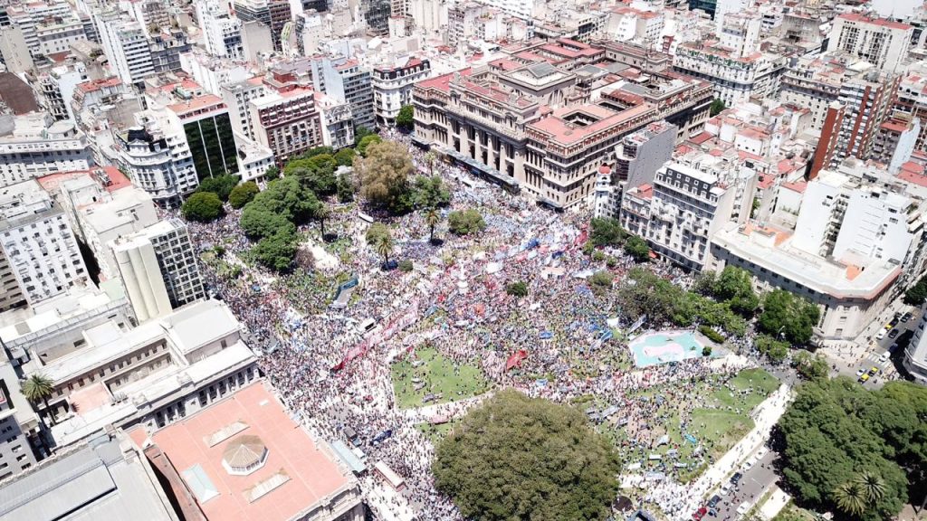 People mobilizing in Buenos Aires against Javier Milei's right-wing government.